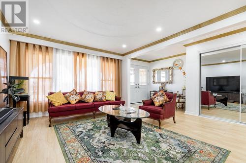 940 Stone Church Road E, Hamilton (Templemead), ON - Indoor Photo Showing Living Room