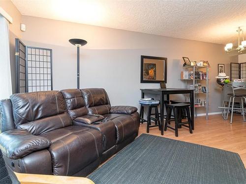 110-535 Manchester Rd, Victoria, BC - Indoor Photo Showing Living Room