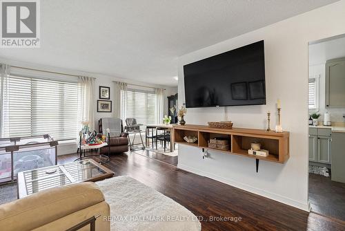 1635 Innisfil Beach Road, Innisfil (Alcona), ON - Indoor Photo Showing Living Room