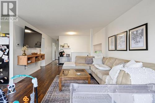 1635 Innisfil Beach Road, Innisfil (Alcona), ON - Indoor Photo Showing Living Room