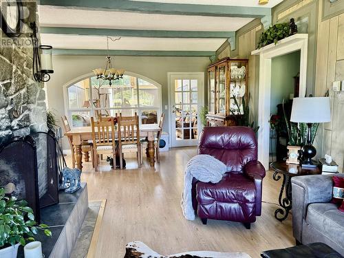 8320 Rainbow Country Road, Bridge Lake, BC - Indoor Photo Showing Living Room