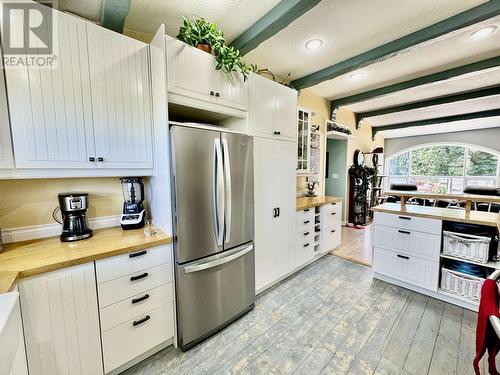 8320 Rainbow Country Road, Bridge Lake, BC - Indoor Photo Showing Kitchen