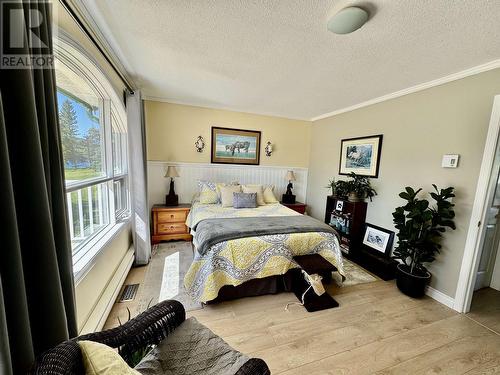 8320 Rainbow Country Road, Bridge Lake, BC - Indoor Photo Showing Bedroom