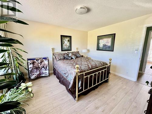 8320 Rainbow Country Road, Bridge Lake, BC - Indoor Photo Showing Bedroom