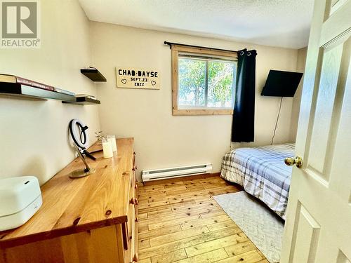 8320 Rainbow Country Road, Bridge Lake, BC - Indoor Photo Showing Bedroom