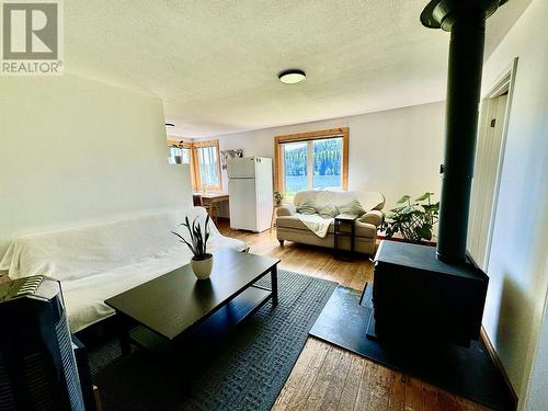 8320 Rainbow Country Road, Bridge Lake, BC - Indoor Photo Showing Living Room