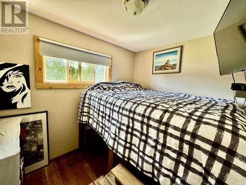 8320 Rainbow Country Road, Bridge Lake, BC - Indoor Photo Showing Bedroom