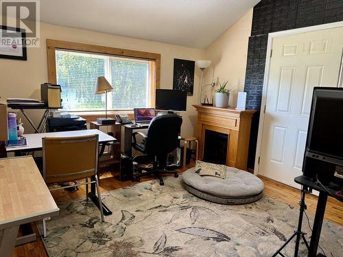 8320 Rainbow Country Road, Bridge Lake, BC - Indoor Photo Showing Office