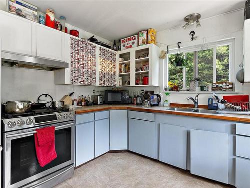 160 Price Pl, Duncan, BC - Indoor Photo Showing Kitchen With Double Sink