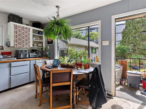 160 Price Pl, Duncan, BC - Indoor Photo Showing Kitchen