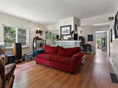 160 Price Pl, Duncan, BC - Indoor Photo Showing Living Room