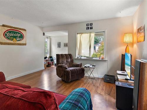 160 Price Pl, Duncan, BC - Indoor Photo Showing Living Room