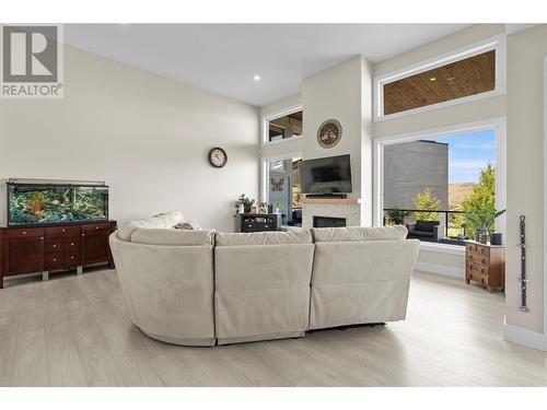 936 Mt Ida Drive, Vernon, BC - Indoor Photo Showing Living Room