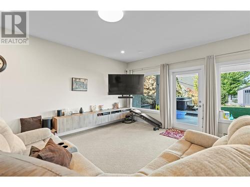 936 Mt Ida Drive, Vernon, BC - Indoor Photo Showing Living Room