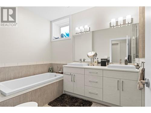 936 Mt Ida Drive, Vernon, BC - Indoor Photo Showing Bathroom