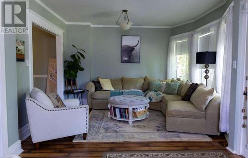 239 10Th  N Avenue, Creston, BC - Indoor Photo Showing Living Room