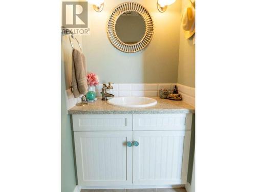 239 10Th  N Avenue, Creston, BC - Indoor Photo Showing Bathroom