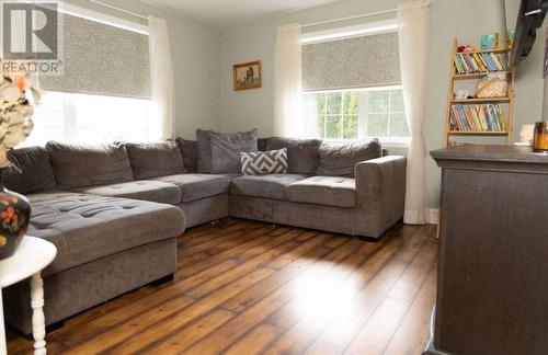 239 10Th  N Avenue, Creston, BC - Indoor Photo Showing Living Room