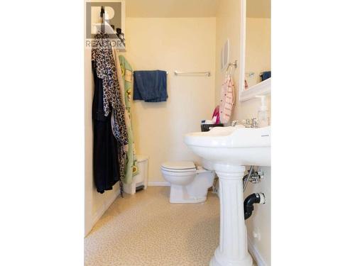 239 10Th  N Avenue, Creston, BC - Indoor Photo Showing Bathroom