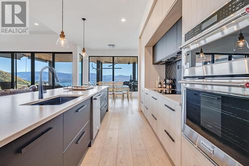 1220 Ponds Avenue, Kelowna, BC - Indoor Photo Showing Kitchen With Upgraded Kitchen