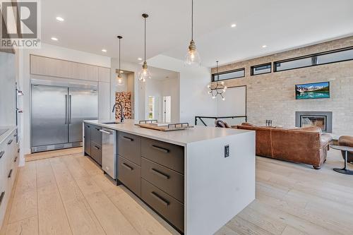 1220 Ponds Avenue, Kelowna, BC - Indoor Photo Showing Kitchen With Upgraded Kitchen