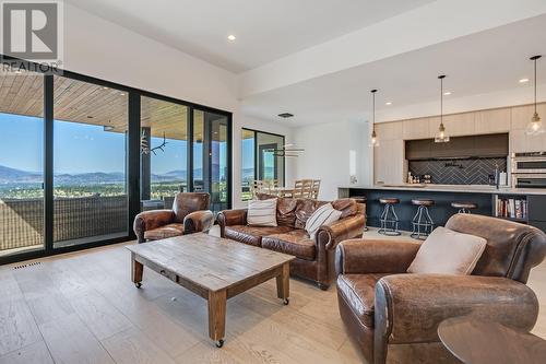 1220 Ponds Avenue, Kelowna, BC - Indoor Photo Showing Living Room