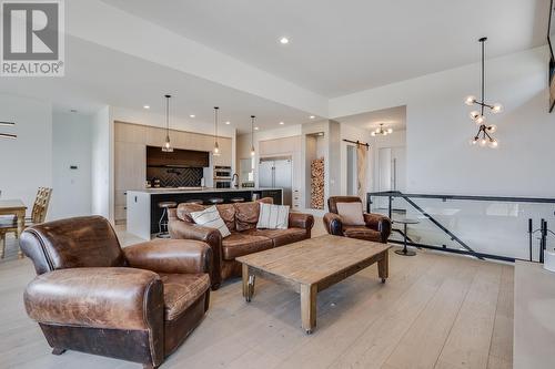 1220 Ponds Avenue, Kelowna, BC - Indoor Photo Showing Living Room