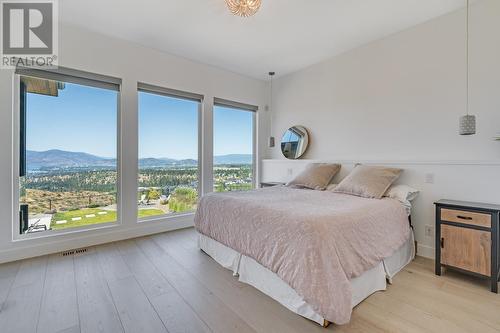 1220 Ponds Avenue, Kelowna, BC - Indoor Photo Showing Bedroom