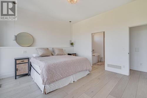 1220 Ponds Avenue, Kelowna, BC - Indoor Photo Showing Bedroom