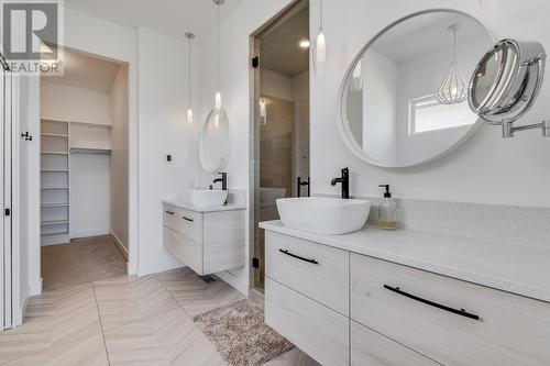 1220 Ponds Avenue, Kelowna, BC - Indoor Photo Showing Bathroom