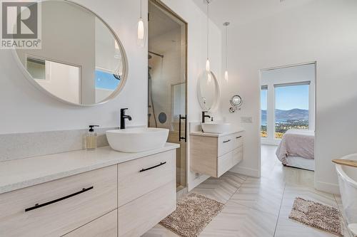 1220 Ponds Avenue, Kelowna, BC - Indoor Photo Showing Bathroom