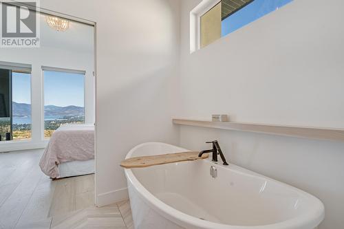 1220 Ponds Avenue, Kelowna, BC - Indoor Photo Showing Bathroom