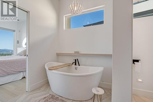 1220 Ponds Avenue, Kelowna, BC - Indoor Photo Showing Bathroom