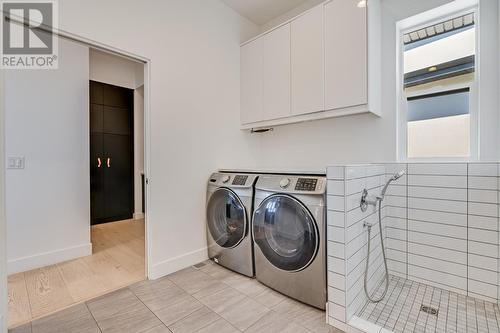 1220 Ponds Avenue, Kelowna, BC - Indoor Photo Showing Laundry Room