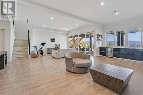 1220 Ponds Avenue, Kelowna, BC - Indoor Photo Showing Living Room