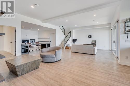 1220 Ponds Avenue, Kelowna, BC - Indoor Photo Showing Living Room