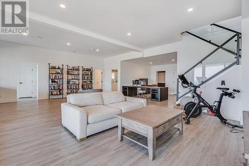 1220 Ponds Avenue, Kelowna, BC - Indoor Photo Showing Living Room