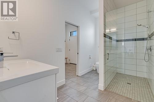 1220 Ponds Avenue, Kelowna, BC - Indoor Photo Showing Bathroom