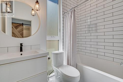 1220 Ponds Avenue, Kelowna, BC - Indoor Photo Showing Bathroom