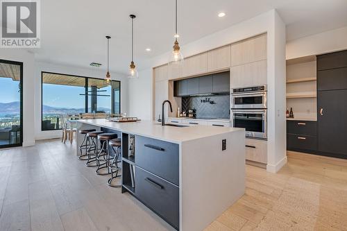 1220 Ponds Avenue, Kelowna, BC - Indoor Photo Showing Kitchen With Upgraded Kitchen