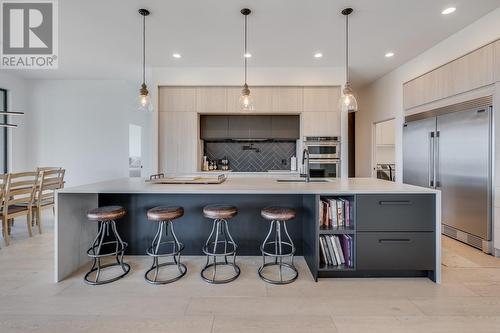 1220 Ponds Avenue, Kelowna, BC - Indoor Photo Showing Kitchen With Upgraded Kitchen