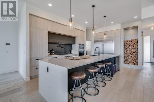 1220 Ponds Avenue, Kelowna, BC - Indoor Photo Showing Kitchen With Upgraded Kitchen