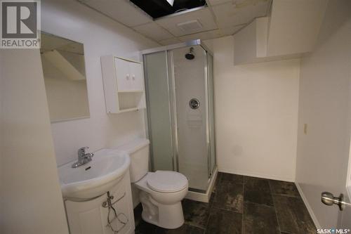 627 1St Street W, Shaunavon, SK - Indoor Photo Showing Bathroom