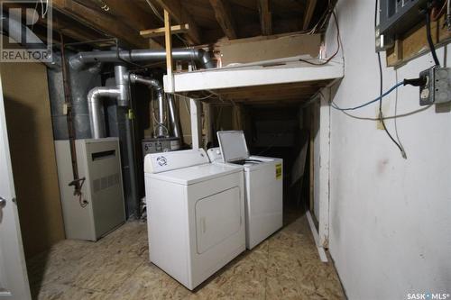 627 1St Street W, Shaunavon, SK - Indoor Photo Showing Laundry Room