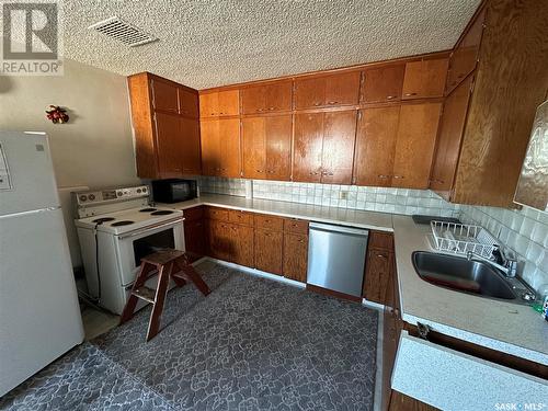 19 3Rd Avenue Se, Weyburn, SK - Indoor Photo Showing Kitchen