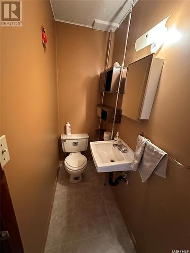 19 3Rd Avenue Se, Weyburn, SK - Indoor Photo Showing Bathroom