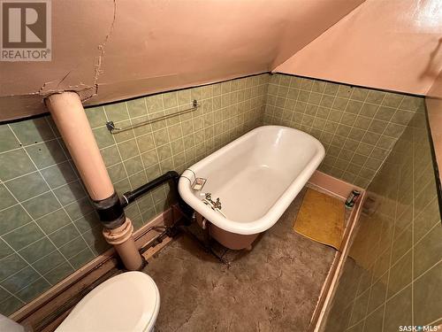 19 3Rd Avenue Se, Weyburn, SK - Indoor Photo Showing Bathroom