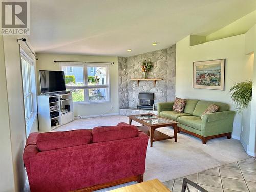 272 Park Rill Road, Oliver, BC - Indoor Photo Showing Living Room With Fireplace