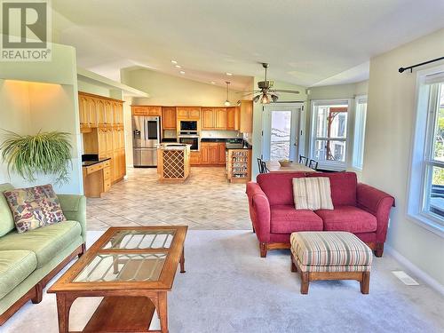 272 Park Rill Road, Oliver, BC - Indoor Photo Showing Living Room