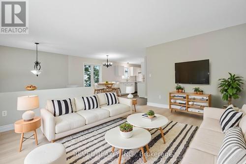 1 Thornton Street, St. Catharines, ON - Indoor Photo Showing Living Room